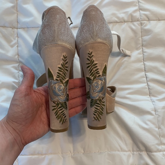 Chinese Laundry embroidered, crushed velvet 6” platform heel - Picture 2 of 2